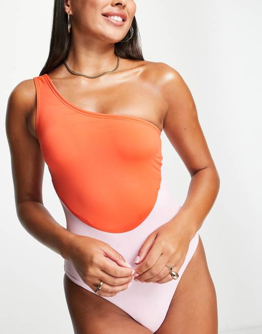 Vero Moda – Badeanzug mit One-Shoulder-Träger und Blockfarbendesign in Rosa und Rot