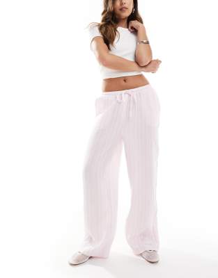 Vero Moda - Baumwollhose in gestreiftem Hellrosa mit weitem Bein