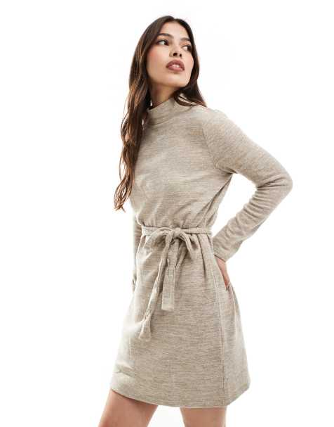 Vero Moda – Beigemelerad, stickad miniklänning med hög krage och knytning i midjan - view 1