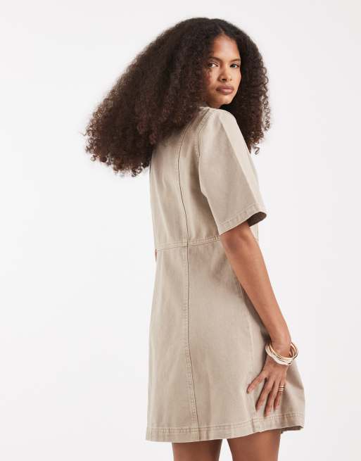 Vero Moda – Beigetvättad, figurnära och utsvängd jeansklänning i minilängd med knäppning framtill, 3 av 4