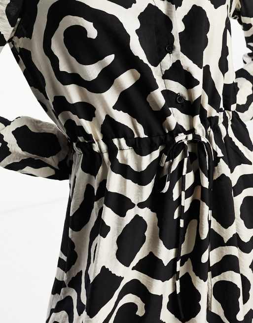 Vero Moda belted shirt maxi dress in mono geo print, 2 of 4