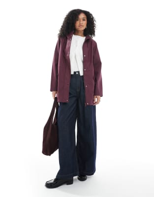Vero Moda - Beschichtete Regenjacke in Burgunderrot mit Kapuze
