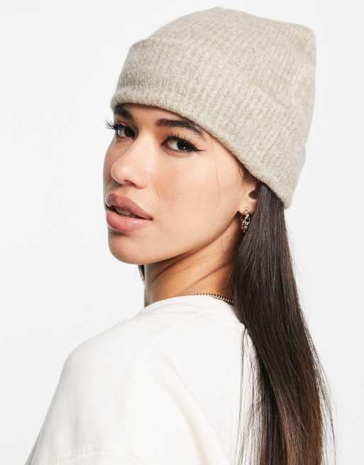 Vero Moda – Beżowa czapka beanie z prążkowanej dzianiny