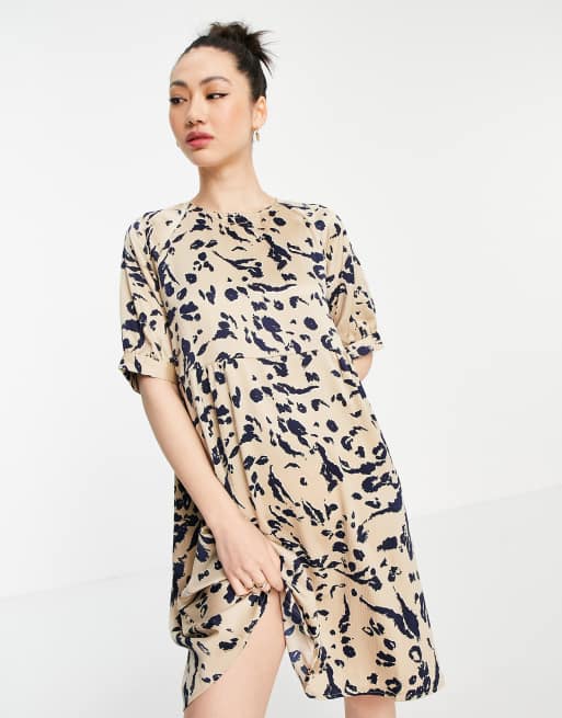 Vero Moda – Beżowa satynowa sukienka mini o prostym kroju z abstrakcyjnym wzorem i wiązaniem na plecach 