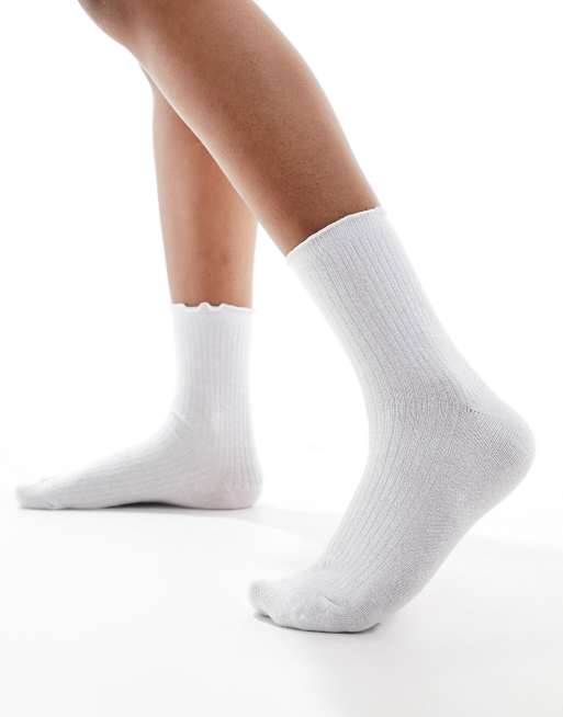 Vero Moda – Białe prążkowane skarpetki brokatowe z falbanką przy brzegu, 2 z 4