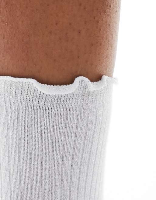 Vero Moda – Białe prążkowane skarpetki brokatowe z falbanką przy brzegu, 3 z 4
