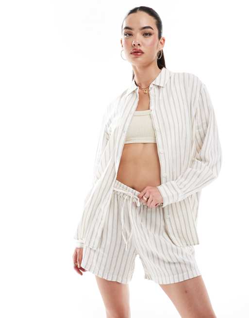 Vero Moda – Biało-brązowa koszula oversize z domieszką lnu w paski, część zestawu