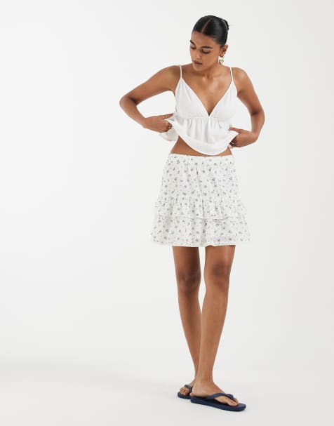 Vero Moda – Biało-niebieska fakturowana spódnica mini z falbanką z materiału dobby w kwiatowy wzór z koronkowym wykończeniem - view 1