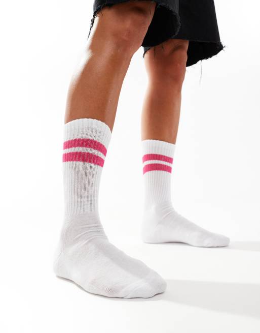 Vero Moda – Biało-różowe prążkowane skarpetki sportowe