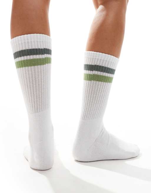 Vero Moda – Biało-zielone prążkowane skarpetki sportowe, 3 z 4