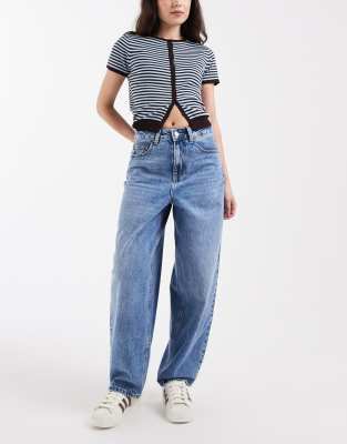 Vero Moda - Billie - Barrel-Jeans aus Denim in Mittelblau-Rinse-Waschung mit hohem Bund