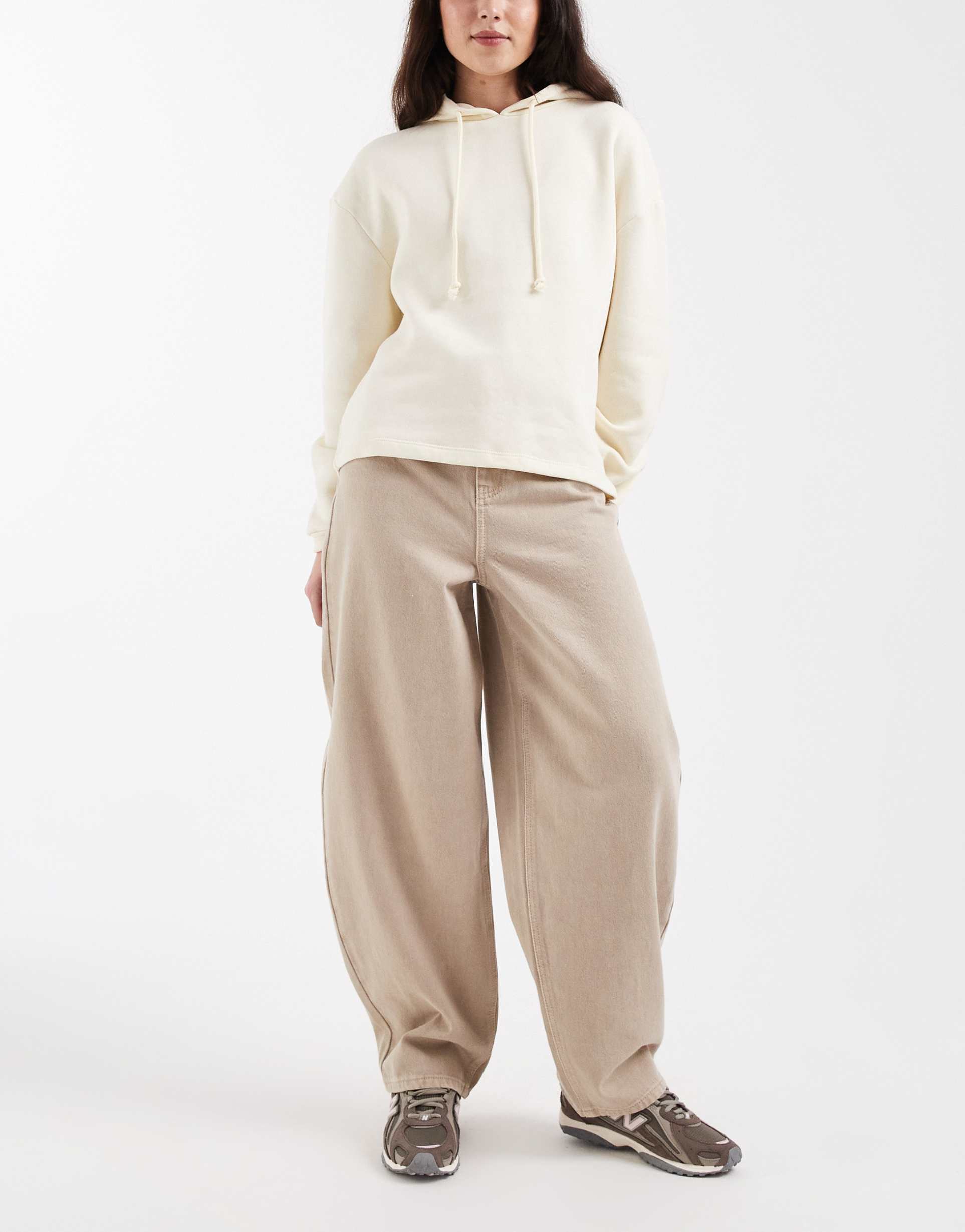 vero moda billie high rise barrel leg jeans in mink