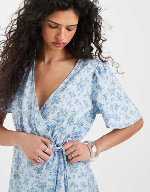 Vero Moda – Blå, blommig miniklänning med utsvängda ärmar och omlottdesign framtill, 3 av 4