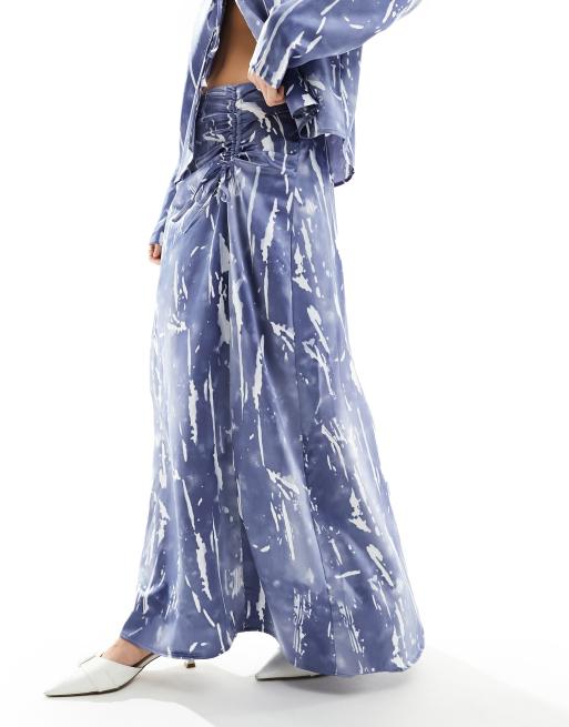 Vero Moda - Blå maxinederdel i satin med rynket front og krøllet print - Del af sæt, 3 af 5