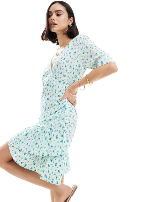 Vero Moda – Blåblommig miniklänning med omlottdesign framtill