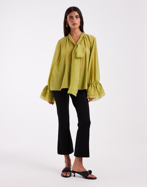 Vero Moda blouse à manches longues à volants avec détail écharpe en vert, 2 de 4