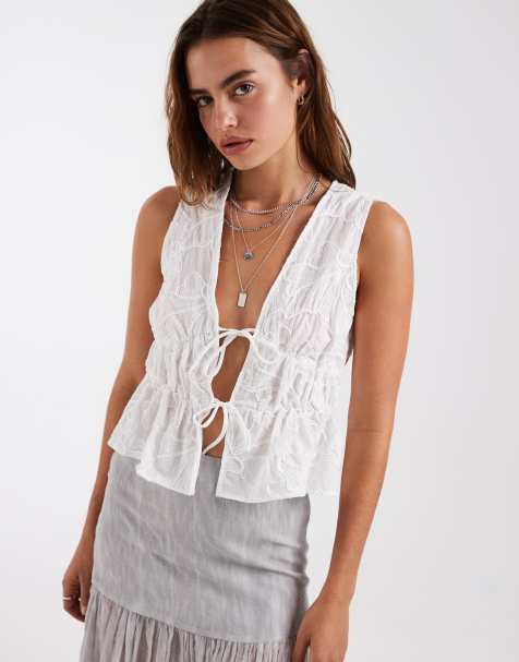 Vero Moda - Blouse met geborduurde bloemen, gestrikte voorkant en peplumzoom in wit - view 1