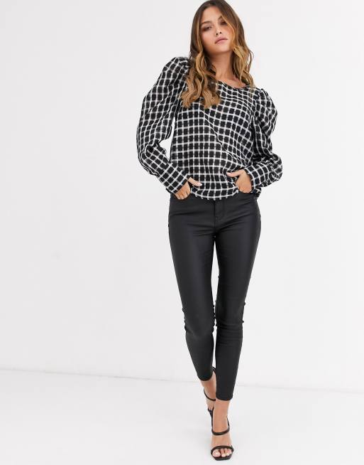 Vero Moda - Blusa con maniche a sbuffo bianca e nera a quadri