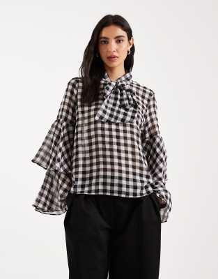 Vero Moda - Bluse mit gebundenem Ausschnitt, gestuften Manschetten und Vichy-Karo in Schwarz und Weiß