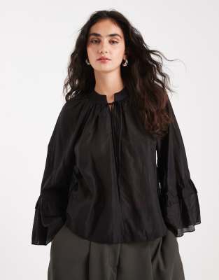 Vero Moda - Boho-Bluse in Schwarz mit auffälligen Ärmeln und Rüschendetails
