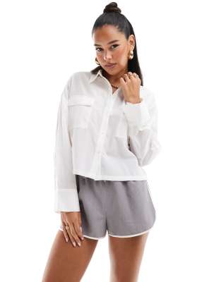 boxy cropped shirt in white