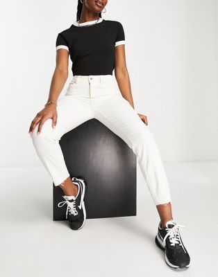 Vero Moda – Brenda – Jeans in Cremeweiß mit geradem Bein | ASOS