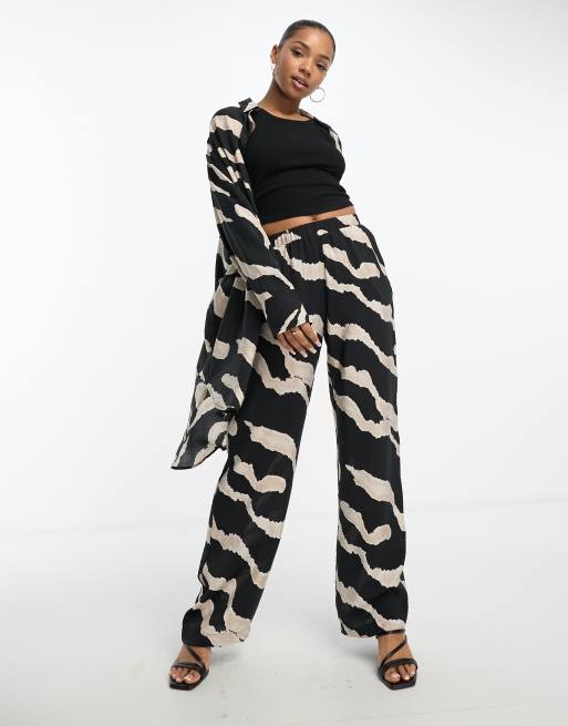 Vero Moda - Broek met wijde pijpen en abstracte print in zwart-wit, deel van co-ord set 