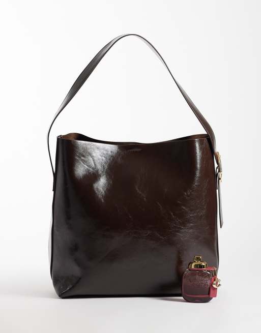 Vero Moda bucket axelväska med guldfärgade detaljer i brunt, 2 av 4