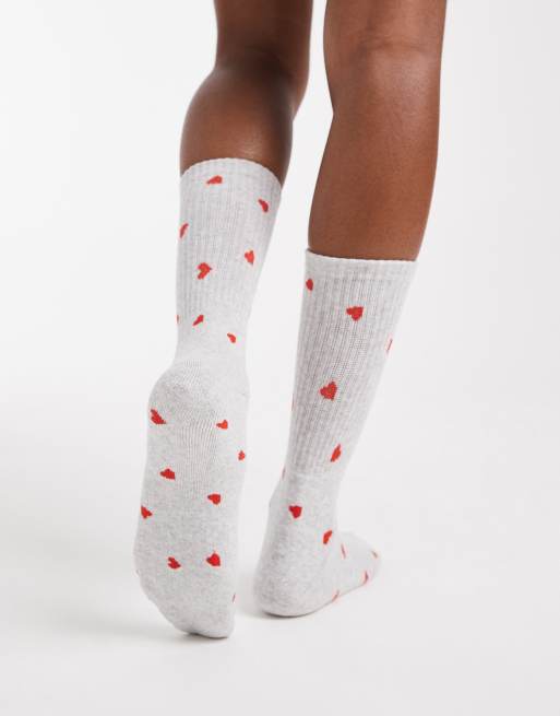 Vero Moda - Calzini sportivi grigio chiaro a coste con stampa di cuori, 3 di 3