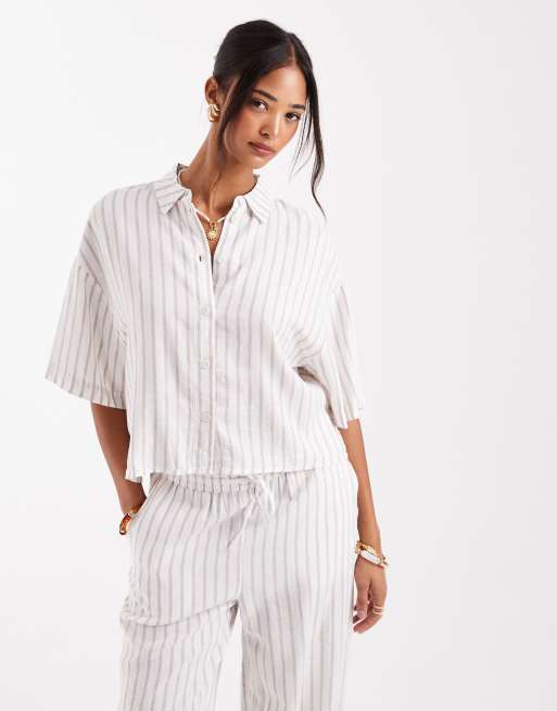 Vero Moda - Camicia corta squadrata color pietra lunare a righe in misto lino in coordinato