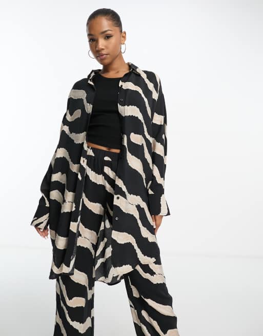 Vero Moda - Camicia oversize taglio lungo con stampa astratta monocromatica in coordinato 