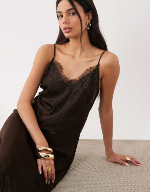 Vero Moda Camisole-Kleid mit asymmetrischem Midi-Schnitt und Spitzendetail in Schokobraun, 2 von 4