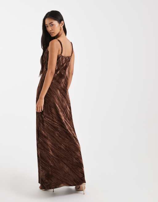 Vero Moda – Camisole-Maxikleid aus Samt in Schokobraun mit Knitterstruktur, 3 von 4
