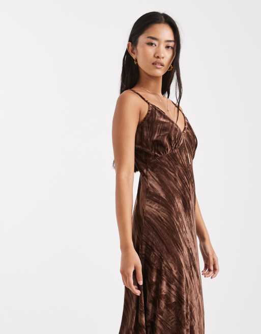 Vero Moda – Camisole-Maxikleid aus Samt in Schokobraun mit Knitterstruktur, 4 von 4