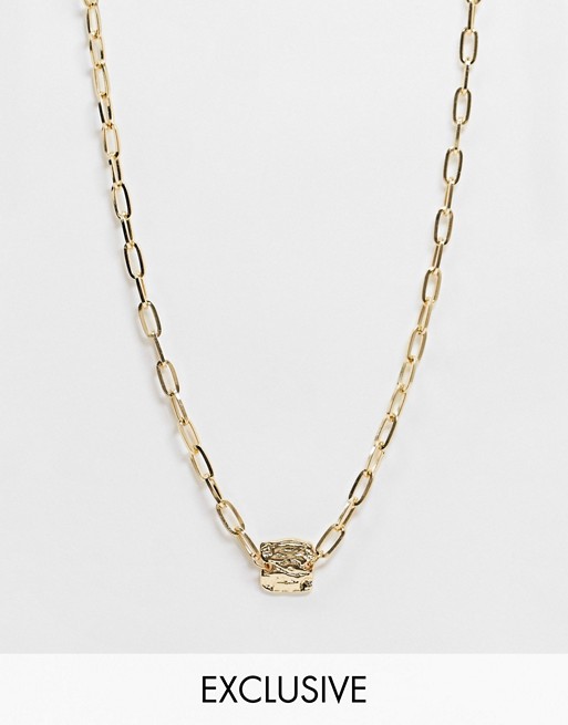 Vero Moda exclusive chain necklace with hammered pendant in gold