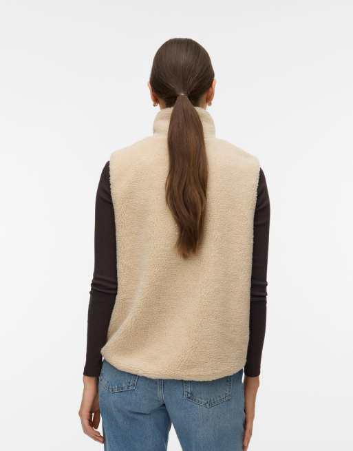 Vero Moda chaleco teddy en color avena, 2 de 5