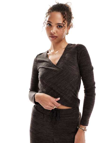 Vero Moda – Chokladbrun, melerad topp i jersey med korsad design framtill, del av set - view 1