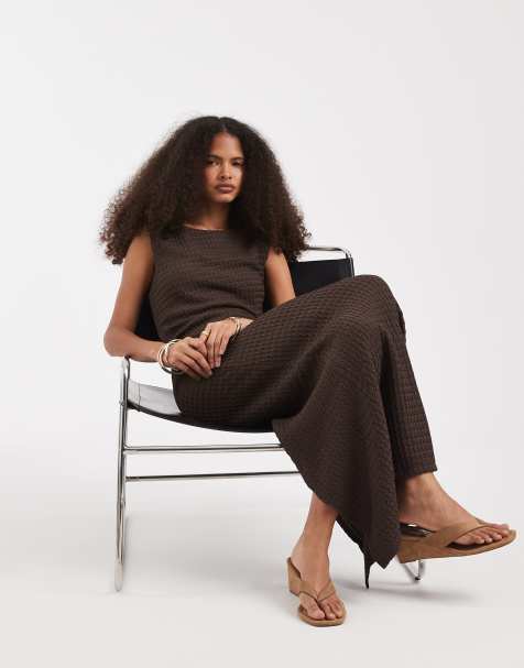 Vero Moda – Chokladbrun, strurkturerad maxiklänning med snurrad knut - view 1