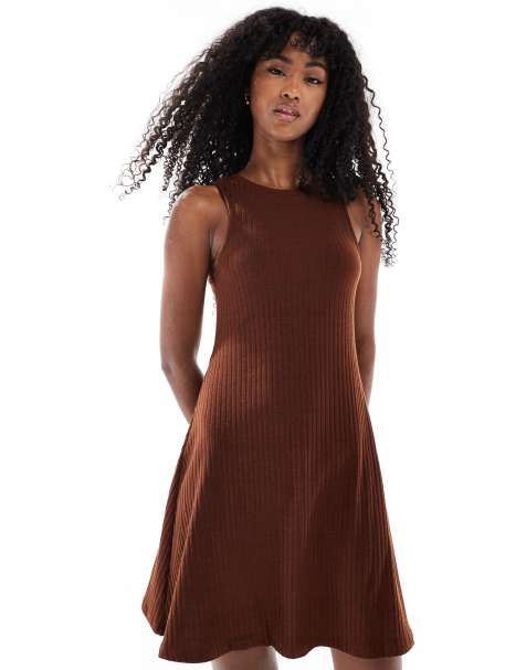 Vero Moda - Chokoladebrun ribstrikket minikjole med racerhals - view 1