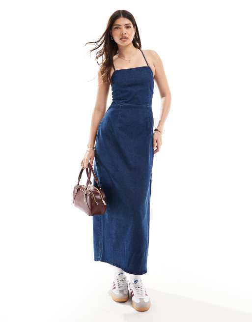 Vero Moda – Ciemnoniebieska jeansowa sukienka midi ze skrzyżowanym tyłem