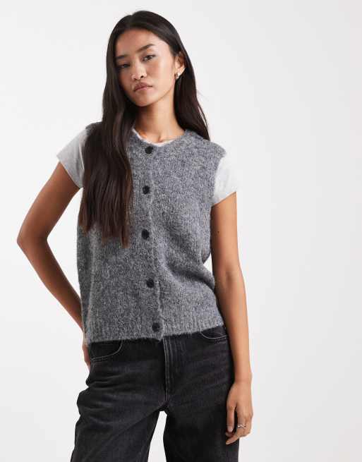 Vero Moda – Ciemnoszara melanżowa kamizelka z miękkiej, puszystej, prążkowanej dzianiny zapinana na guziki z przodu