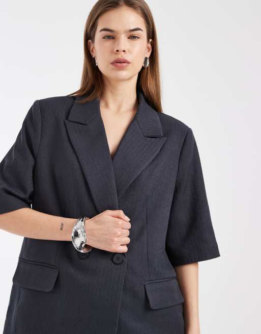 Vero Moda – Ciemnoszary melanżowy zestaw: marynarka oversize z krótkimi rękawami i spodnie z szerokimi nogawkami, 2 z 3
