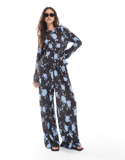 Vero Moda - Completo color cioccolato e blu con stampa a fiori con pantaloni con fondo ampio e top a maniche lunghe plissé