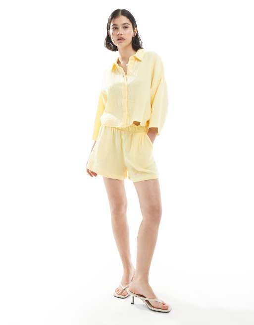Vero Moda - Completo con pantaloncini e camicia taglio corto giallo pallido testurizzato