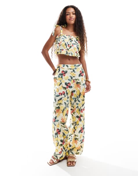 Vero Moda - Completo con pantaloni con fondo ampio e crop top con volant e spalline allacciate con stampa di frutta estiva - view 1
