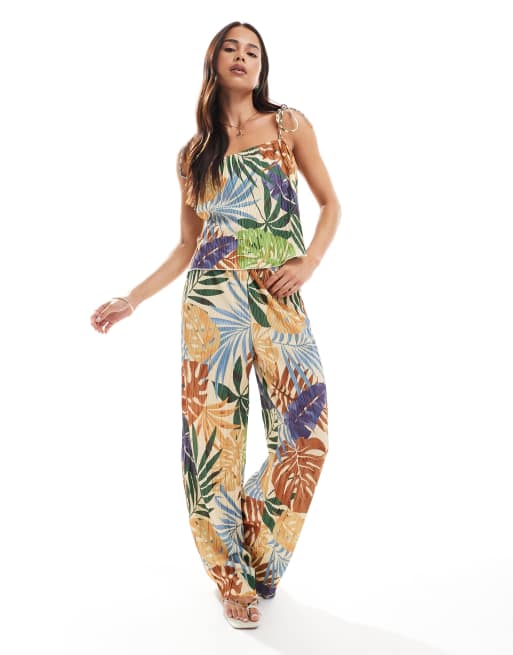 Vero Moda - Completo plissé con pantaloni a vita alta e canottiera con scollo quadrato con stampa di foglie di palma