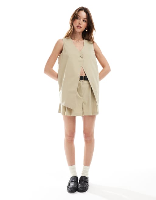 Vero Moda - Completo sartoriale beige con gilet taglio lungo e pantaloncini con pieghe sul davanti