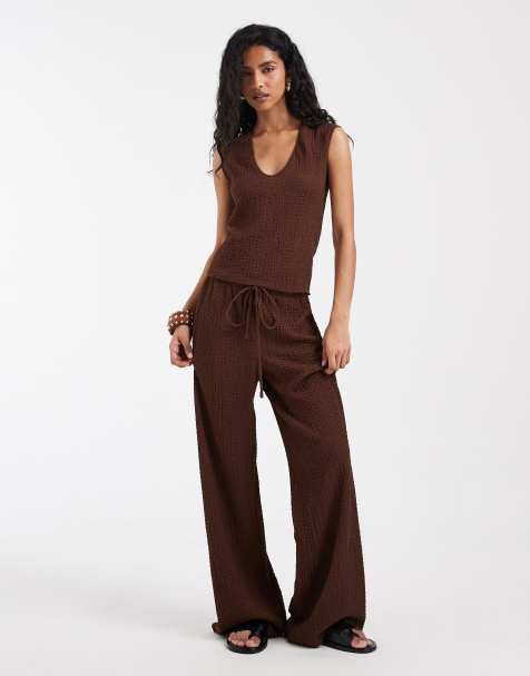 Vero Moda - Conjunto marrón cacao de pantalones de pernera ancha y top sin mangas con cuello de pico de tejido texturizado - view 1