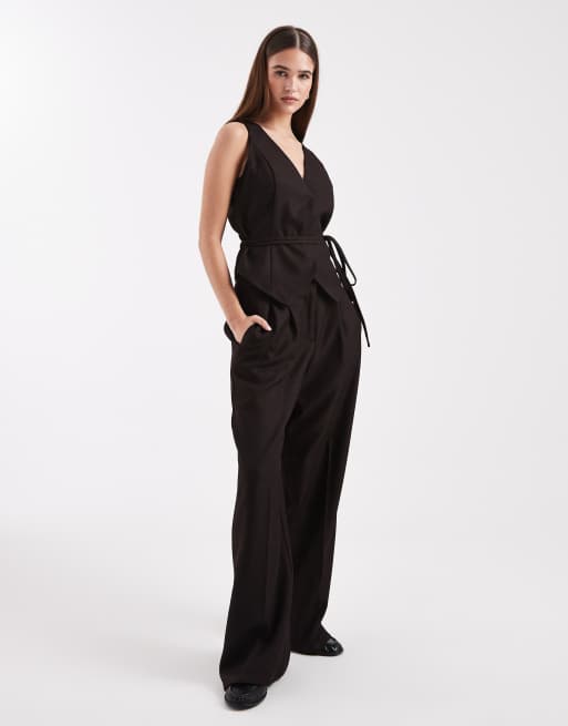 Vero Moda - Coordinato color cioccolato con pantaloni con fondo ampio e pieghe sul davanti e gilet stretto in vita con laccio