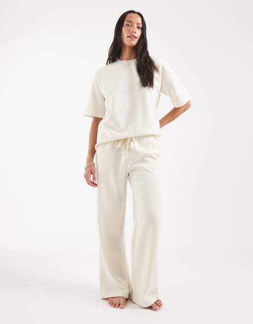 Vero Moda - Coordinato color crema con T-shirt oversize felpata e joggers a fondo ampio allacciati in vita